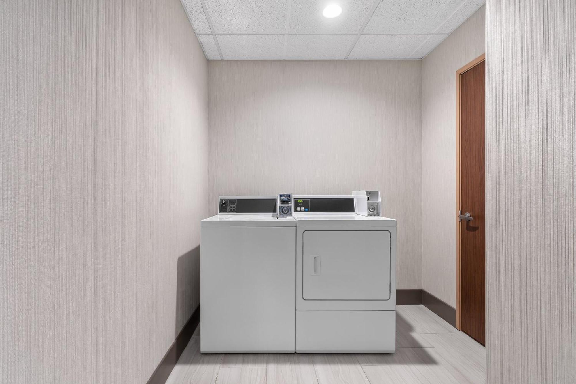 Holiday Inn Express Hotel & Suites Coralville By Ihg Kültér fotó