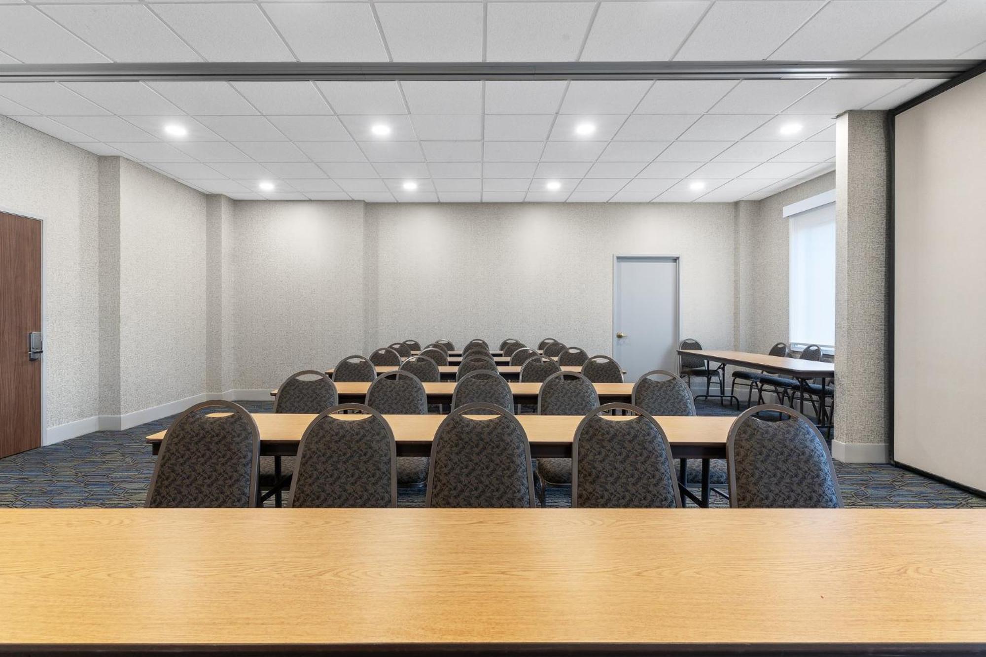 Holiday Inn Express Hotel & Suites Coralville By Ihg Kültér fotó