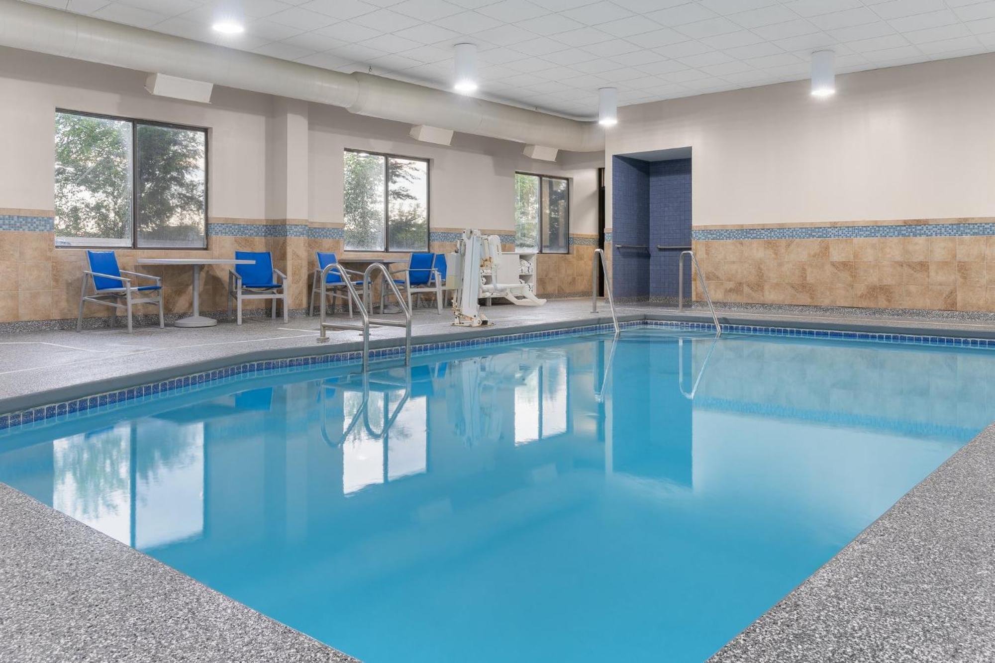 Holiday Inn Express Hotel & Suites Coralville By Ihg Kültér fotó