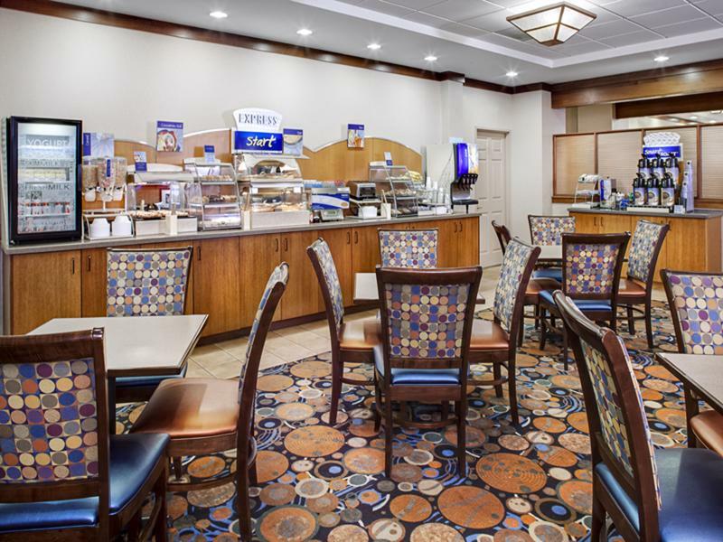 Holiday Inn Express Hotel & Suites Coralville By Ihg Kültér fotó